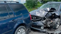 У Луцьку на Ківерцівській Mazda «наздогнала» Volkswagen (фото)