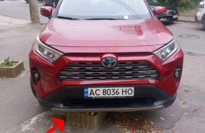 «Тойота» замість квітів: у Луцьку водій припаркував авто на бетонній вазі (фото)