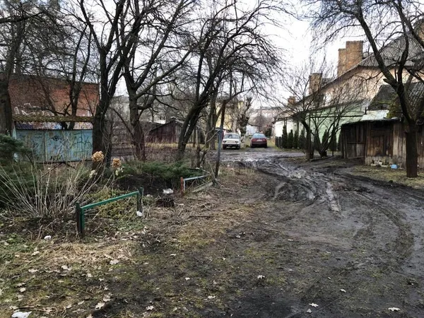 Двори у центральній частині Луцька потопають у багнюці (фото)