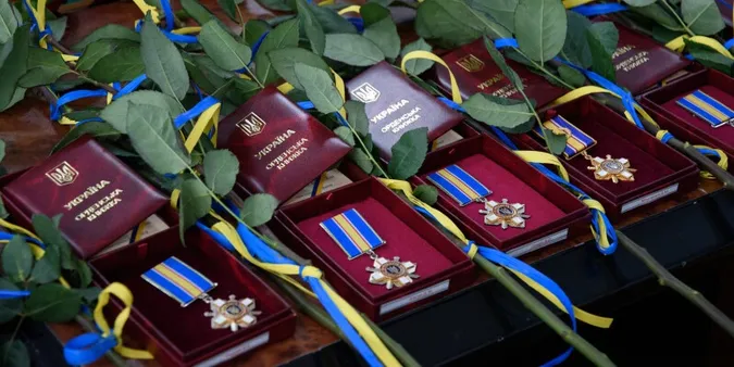 У Луцьку рідним загиблих воїнів вручили їхні ордени (фото)