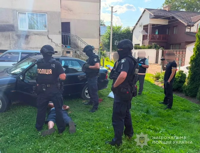 Матір засудженого зі спільниками взяли під варту на 60 днів за пересилання наркотиків у колонію (фото)