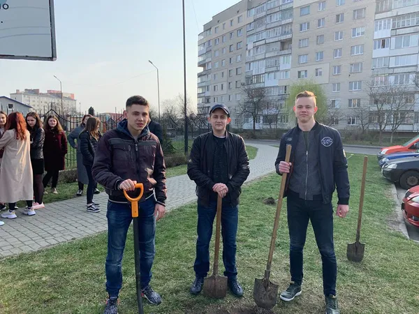 Луцький депутат Яручик із школярами та комунальниками озеленив мікрорайон ЛПЗ (фото)