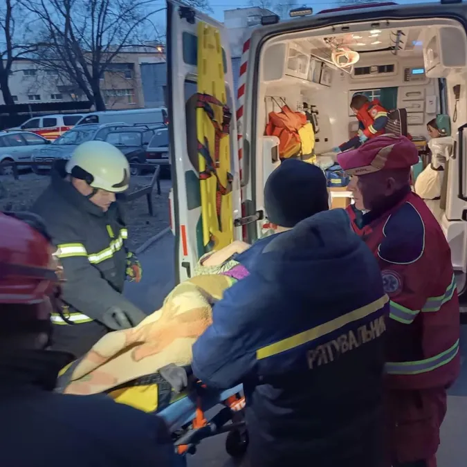 Довго не виходила на зв'язок: луцькі рятувальники визволяли жінку з квартири (фото)
