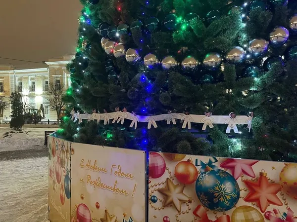 На новорічну ялинку у центрі Твері повісили гірлянду з «ворогами росії»