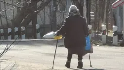 Вийшла в магазин і не могла дійти додому: на Волині патрульні допомогли бабусі (відео)