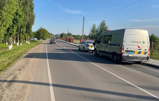 Під Луцьком легковик зніс паркан і злетів у кювет – постраждала водійка (фото, відео)