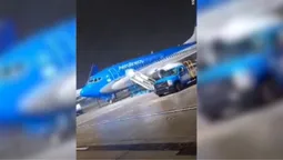Пасажирський літак шаленим вітром знесло зі злітно-посадкової смуги (відео)