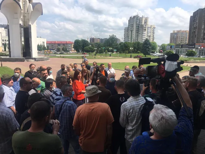Під Волинською ОДА ветерани викликають Погуляйка на розмову (фото)
