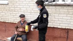 Муніципали роздали сотні саморобних масок від небайдужої лучанки (фото)