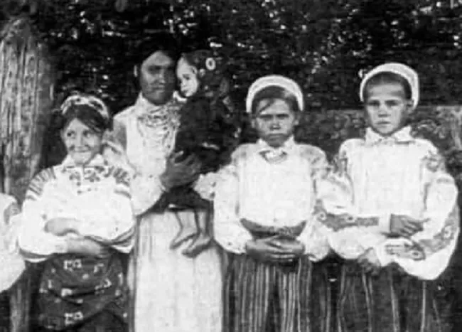 Босі і в хустинах: якими були юні волинянки на початку ХХ століття