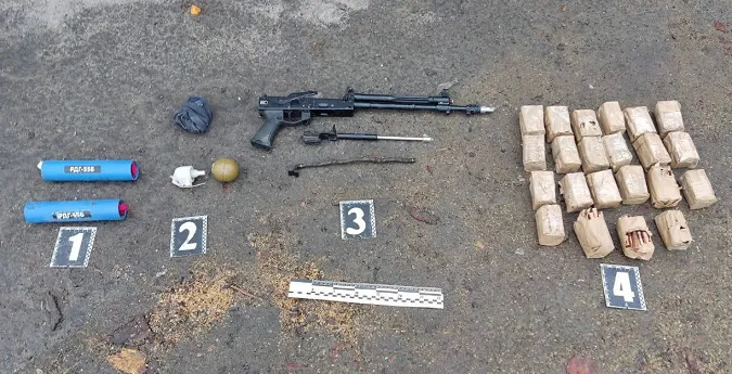 У волинянина, який возив допомогу на Схід, в бусі знайшли зброю і боєприпаси (фото)