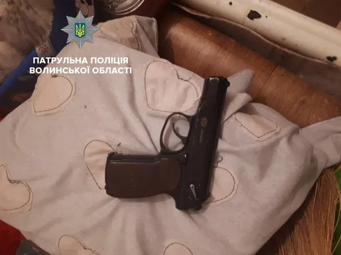 У Луцьку посеред ночі зі зброєю намагалися ввірватися в квартиру (відео)