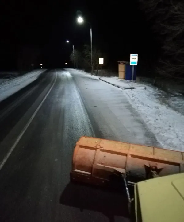 Ожеледиця: на волинські дороги знову виїхала спецтехніка (фото)