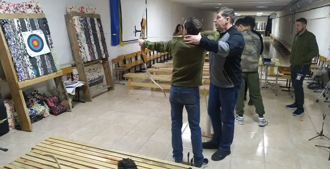 Терапія стрільбою з лука: «Луцькі соколи» тренують військовослужбовців (фото)
