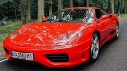 Найдоступніший в Україні: у Луцьку продають раритетний суперкар Ferrari Spider  (фото)