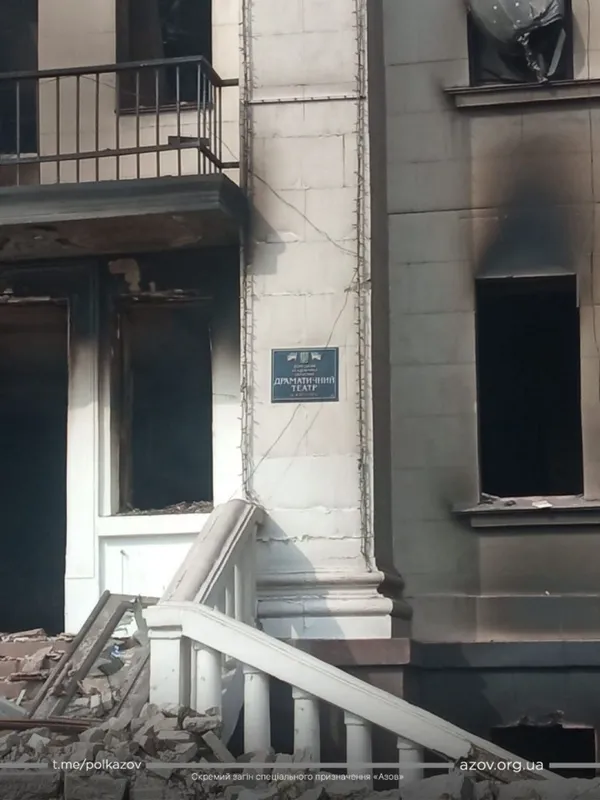 Люди не можуть почати розбирати завали драмтеатру в Маріуполі через обстріл рф