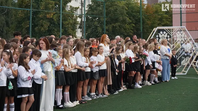 1 вересня у луцькій школі №9: як це було (фоторепортаж)