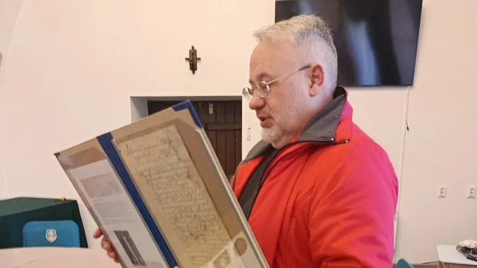 Лист князя Острозького, врятований із печі: у Дубенський замок передали унікальні артефакти (фото)