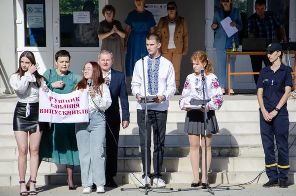 У Нововолинську відбулися урочисті лінійки для першачків і випускників (фото)