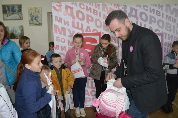 Луцький меценат влаштував дітям передпасхальне свято (фоторепортаж)