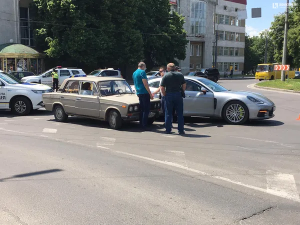 У Луцьку біля «Променя» не розминулися «порш» і «жигулі» (фото)