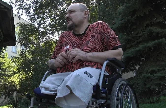 Луцький ветеран живе в готелі, бо в його будинку досі не працює ліфт після ворожого обстрілу. ВІДЕО