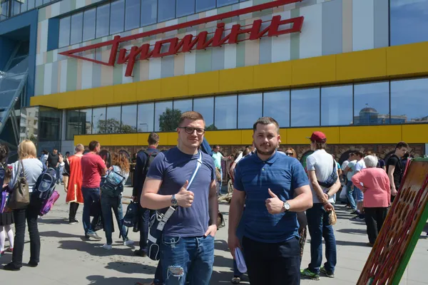 Зліва - помічник депутата Луцькради Андрія Покровського Тарас Шкітер. Справа - директор РЦ «Промінь» Дмитро Грелюк