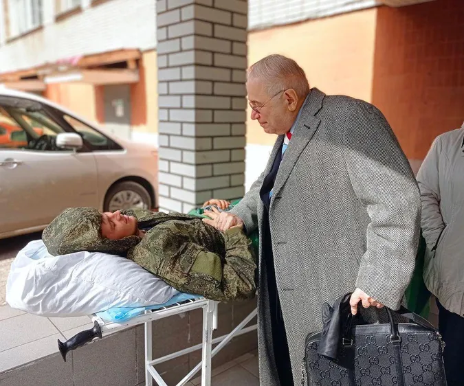 путініст Петросян провідав окупантів у шпиталі з сумкою за майже $4 тисячі (фото)