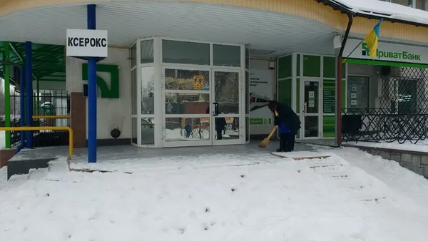 У Луцьку муніципали змусили підприємців розчистити вулиці і збити бурульки