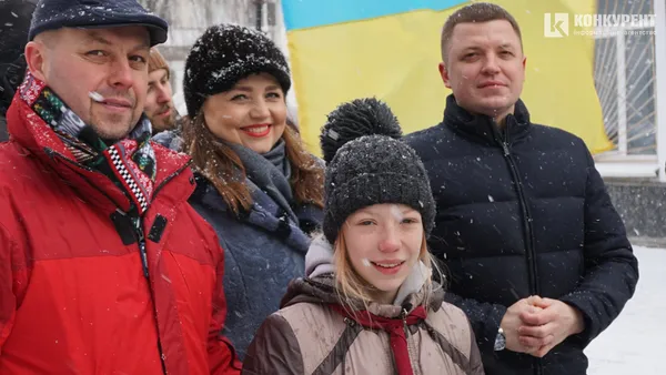 Свято єднання: у Луцьку розгорнули довжелезний стяг у День Соборності (фото, відео)