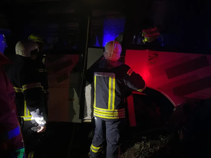 У Луцьку на Львівській автобус влетів у дерево (фото)