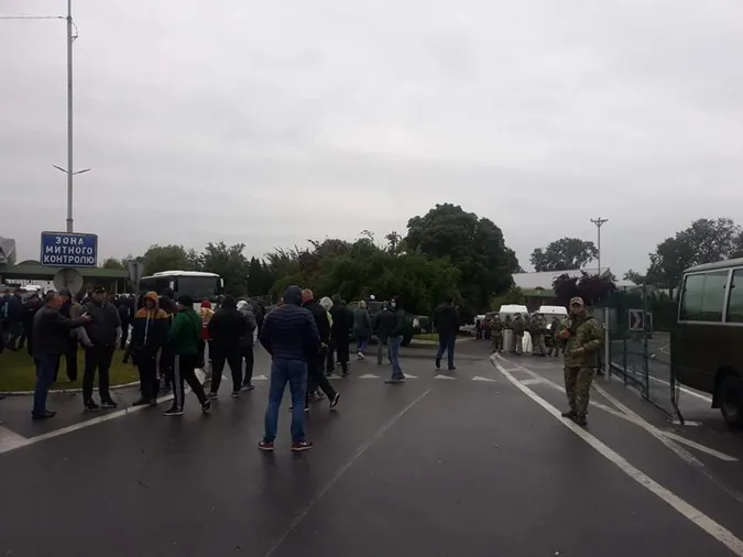 Водії заблокували пункт пропуску на кордоні з Угорщиною (відео, оновлено)