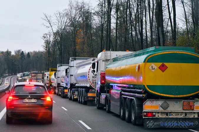 Польські прикордонники не пропускають бензовози та гуманітарну допомогу до України (фото)