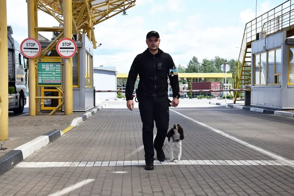 Дейзі шукає наркотики, Вадим – її м'ячик: історія кінолога з «Ягодина»
