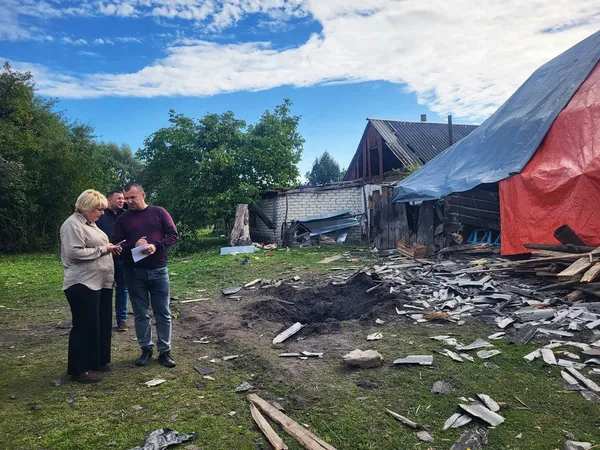 «Вийшла до сусідки і це врятувало життя»: на Ковельщині дрон впав біля хати 78-річної бабусі воїна (фото)