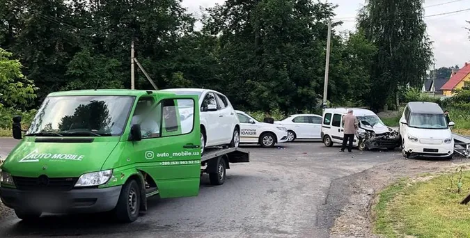 Відірвало причеп: у Луцьку «рено» протаранив лавету (фото, відео)