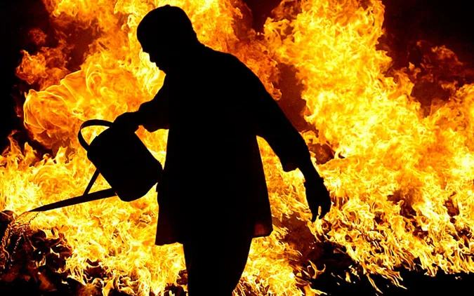 На Волині п'яний чоловік облив себе бензином і підпалив