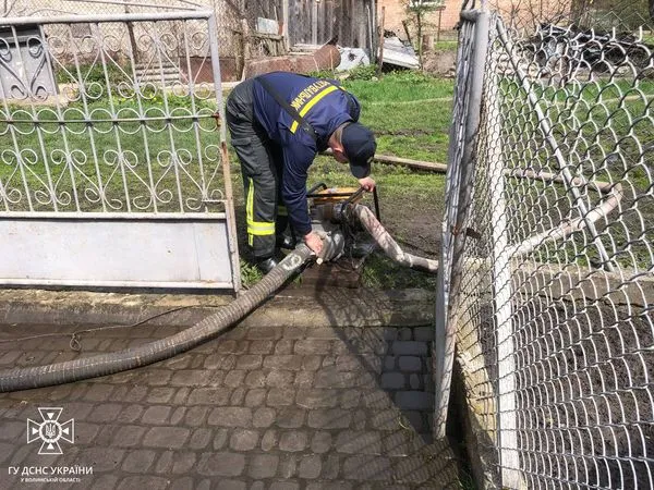 Відкачали понад 150 м³: у Ківерцях і Ковелі затопило двори (фото, відео)