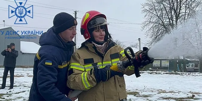 Волинські рятувальники вчили вогнеборців-добровольців гасити пожежі (фото)
