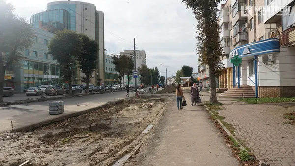 Їздять, ходять, ремонтують: що відбувається на проспекті Волі у Луцьку (фото)