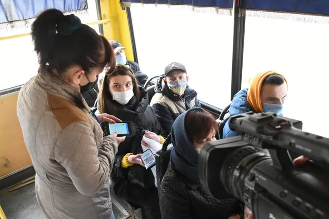 Безквиткові пасажири: в Луцьку «на полювання» вийшли працівники Укртрансбезпеки (фото)