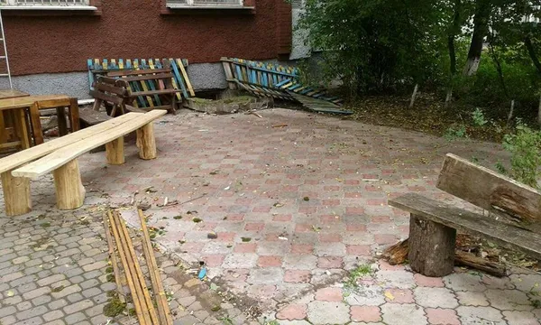 Луцькі муніципали «розібрали» альтанку біля пабу, яка стояла роками (фото)