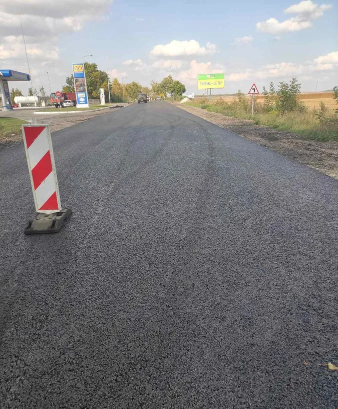Біля Володимира водії зіпсували свіжоукладений асфальт (фото)