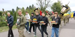 Поховала вже другого сина-Героя: на Волині попрощалися з воїном Романом Юрчуком (фото)