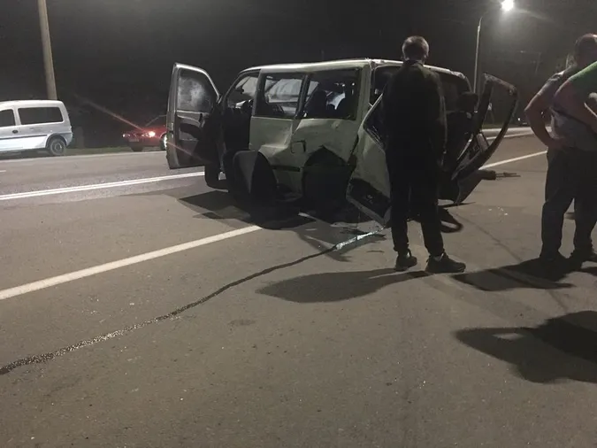 У Струмівці «мерседес» влетів у бус з сімома людьми: є загиблі (ОНОВЛЕНО, фото, відео)