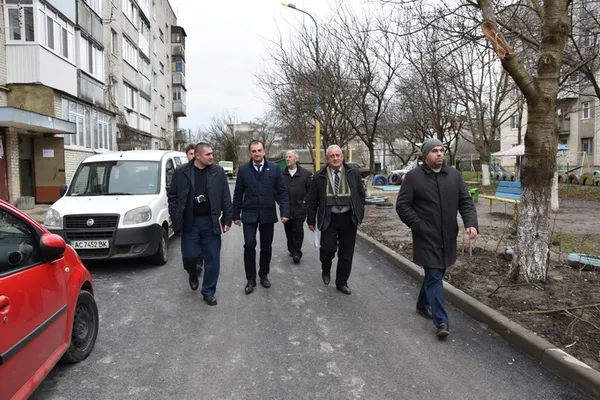 Як у Луцьку ремонтують прибудинкові території (фото)