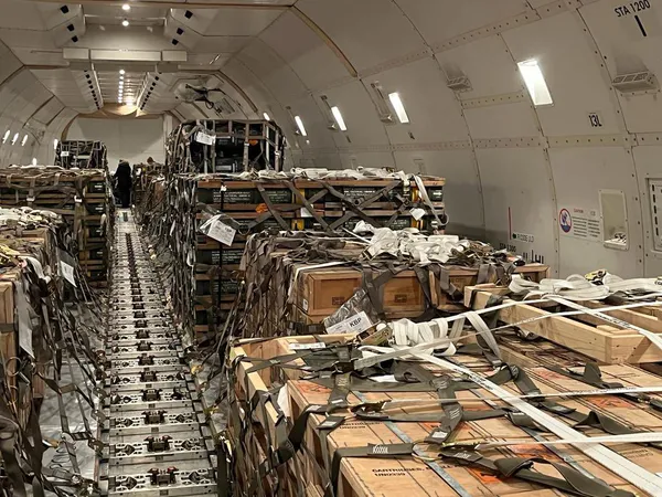 300 комплексів Javelin: до України прибула третя партія військової допомоги від США (фото)