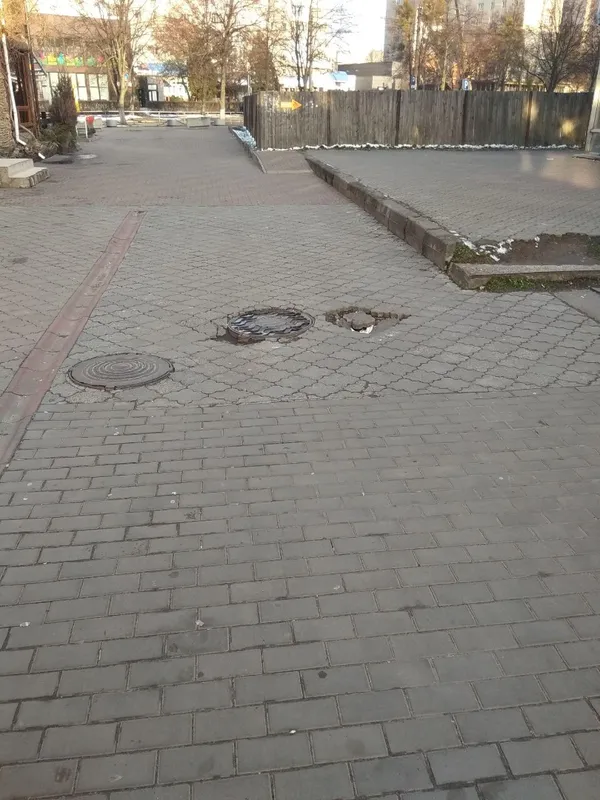 У Луцьку скаржаться на просідання ґрунту у пішохідній зоні (фото)