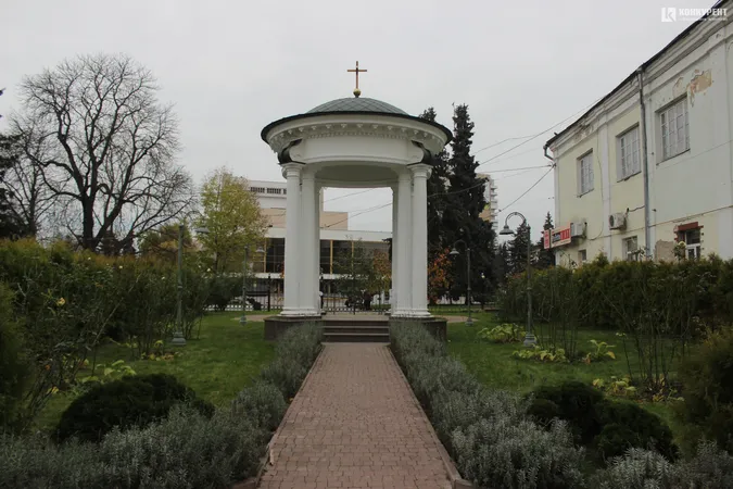 У Свято-Троїцькому соборі у Луцьку доцвітають останні квіти (фото)
