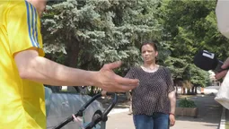У Луцьку чоловік кинув пляшки з-під пива у дитячий візок (відео)